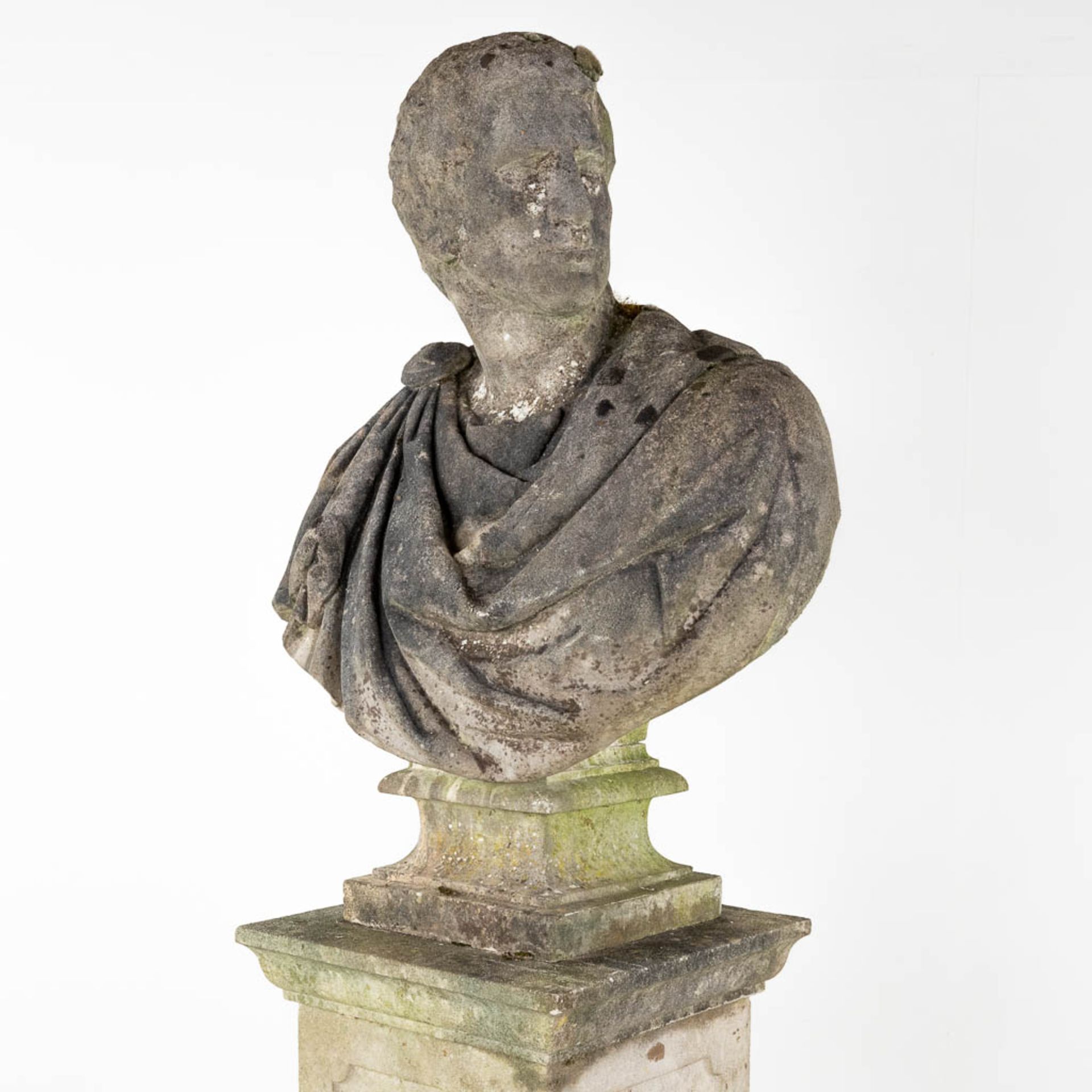 Bust of a Roman on a pedestal, probably Caesar, cast concrete. 20th C. (D:36 x W:75 x H:97 cm) - Image 3 of 10