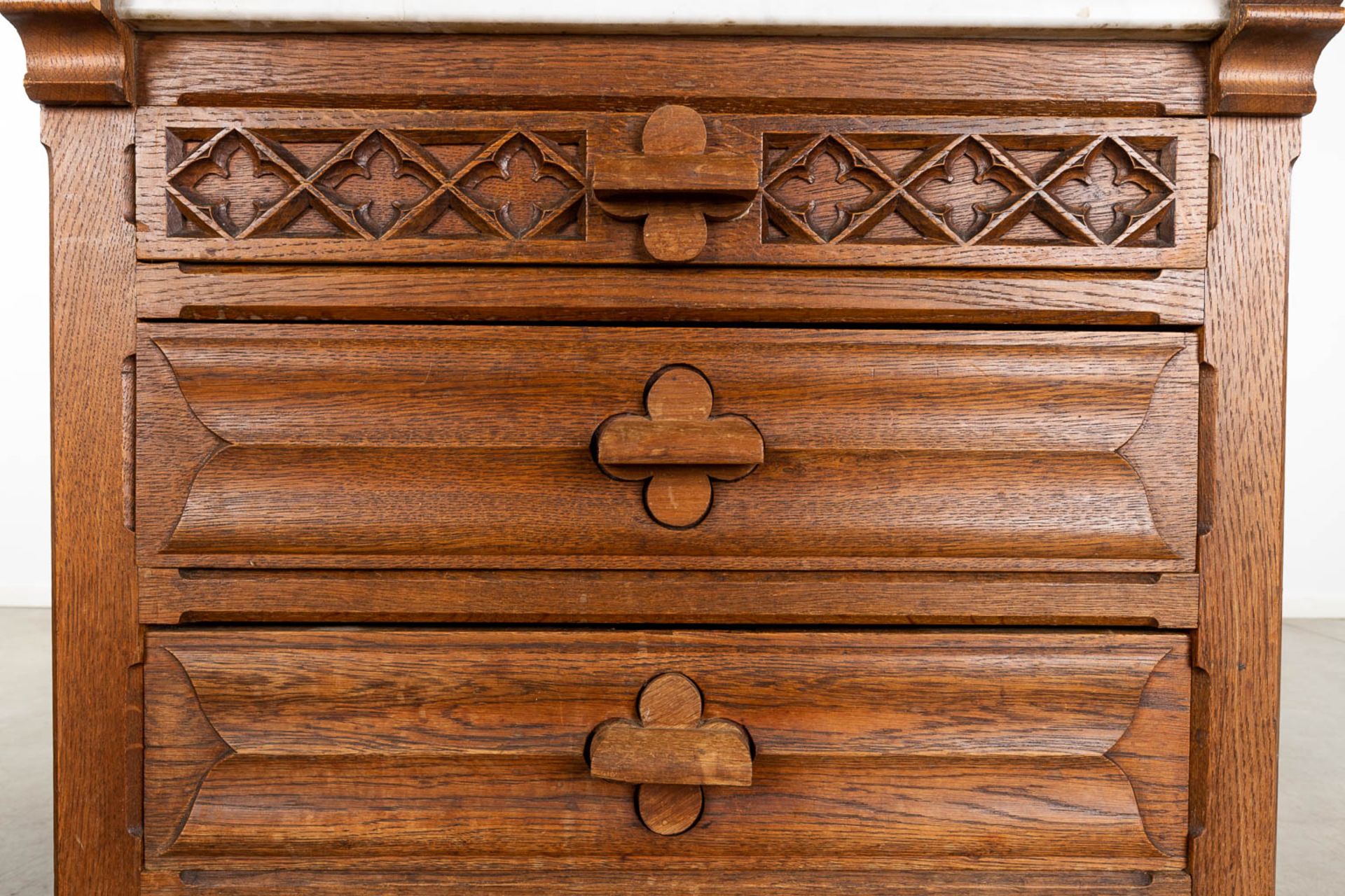 A pair of wood-sculptured cabinets in a gothic revival style. 19th C. (D:59 x W:70 x H:89 cm) - Image 9 of 12