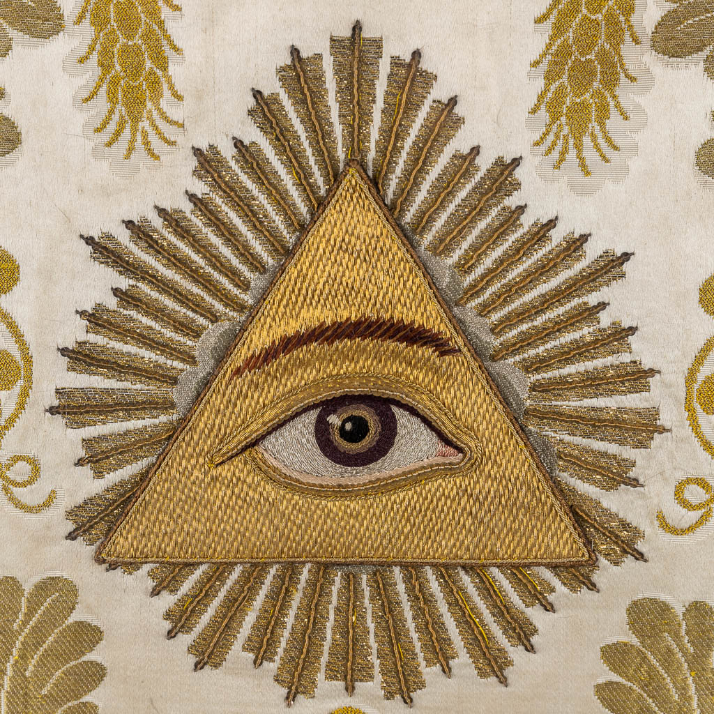 A framed 'Eye of Providence', thick gold-thread embroidery. (W:29,5 x H:29,5 cm) - Image 4 of 6