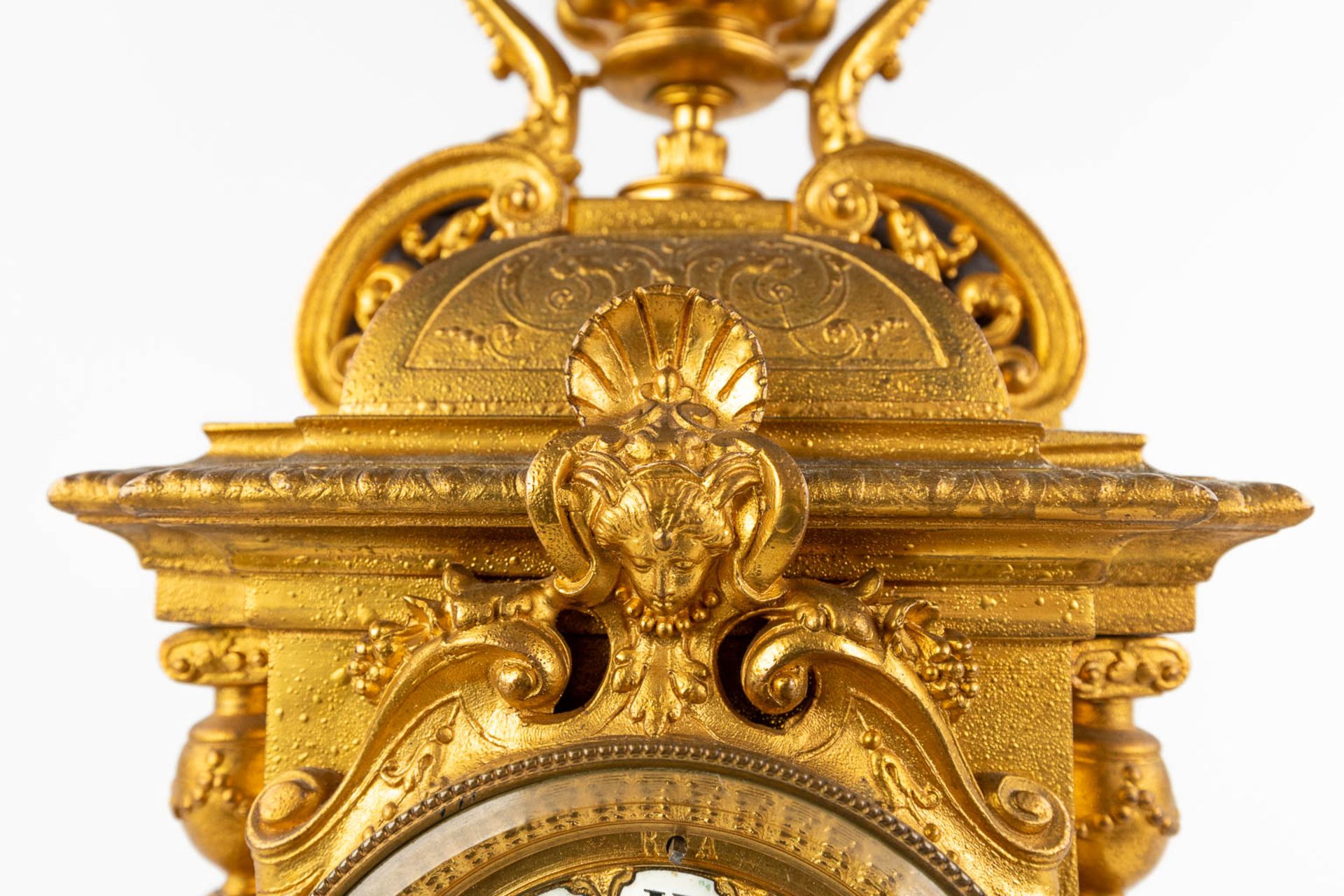 A mantle clock, Neoclassical style, gilt spelter. 19th C. (D:13 x W:27 x H:40 cm) - Image 9 of 13