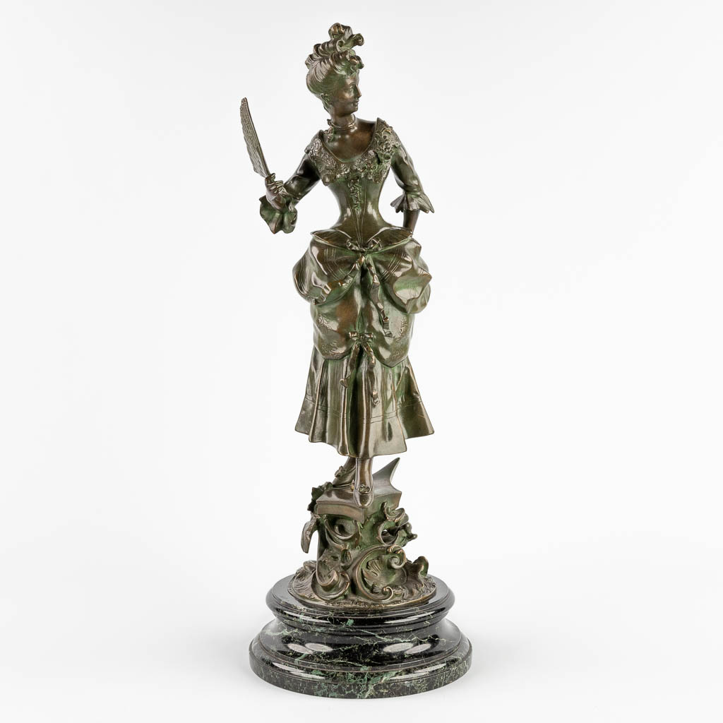 Elegant lady with a fan' a figurine, patinated bronze. (H:55 x D:20 cm) - Image 3 of 10