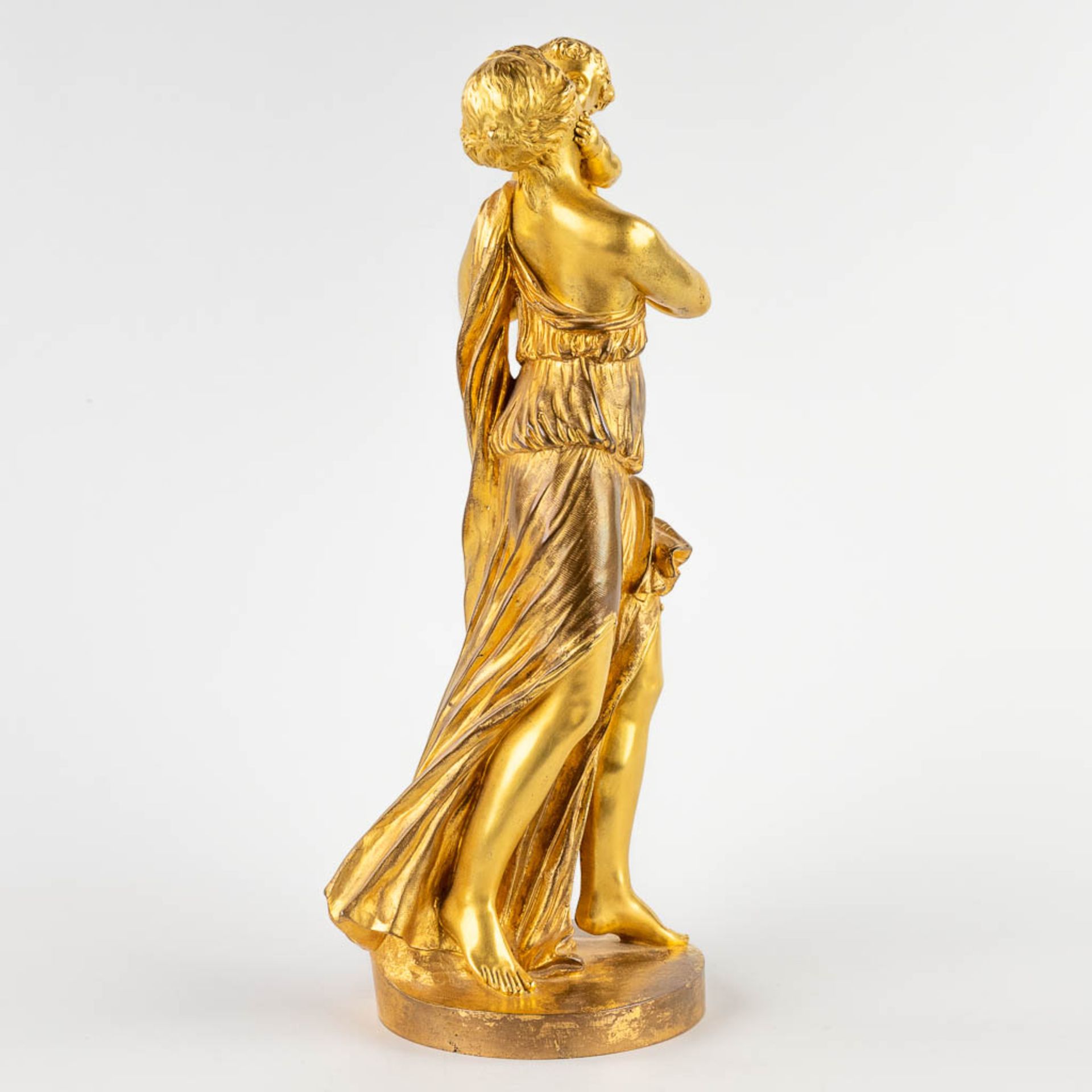 A mother with her child, ormolu gilt bronze. 19th C. (D:12 x W:15 x H:36 cm) - Bild 6 aus 9