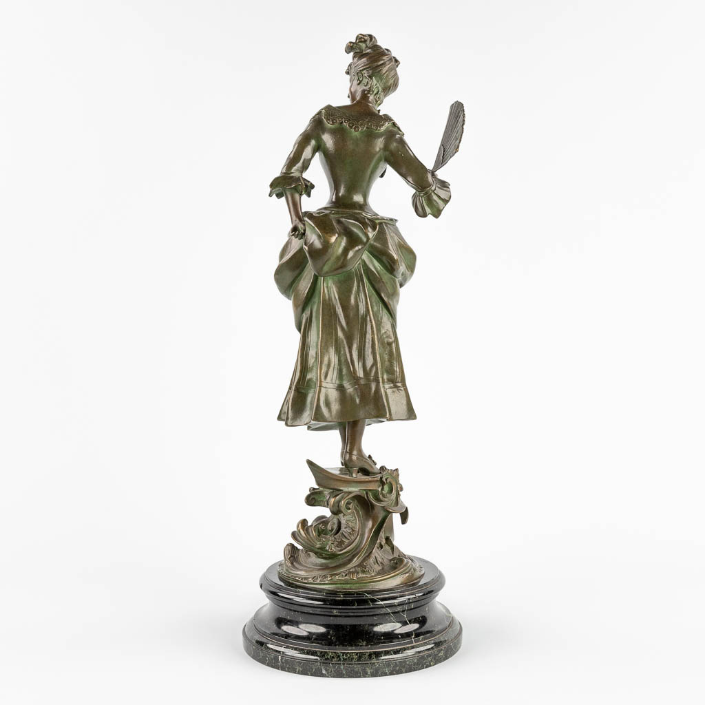 Elegant lady with a fan' a figurine, patinated bronze. (H:55 x D:20 cm) - Image 5 of 10