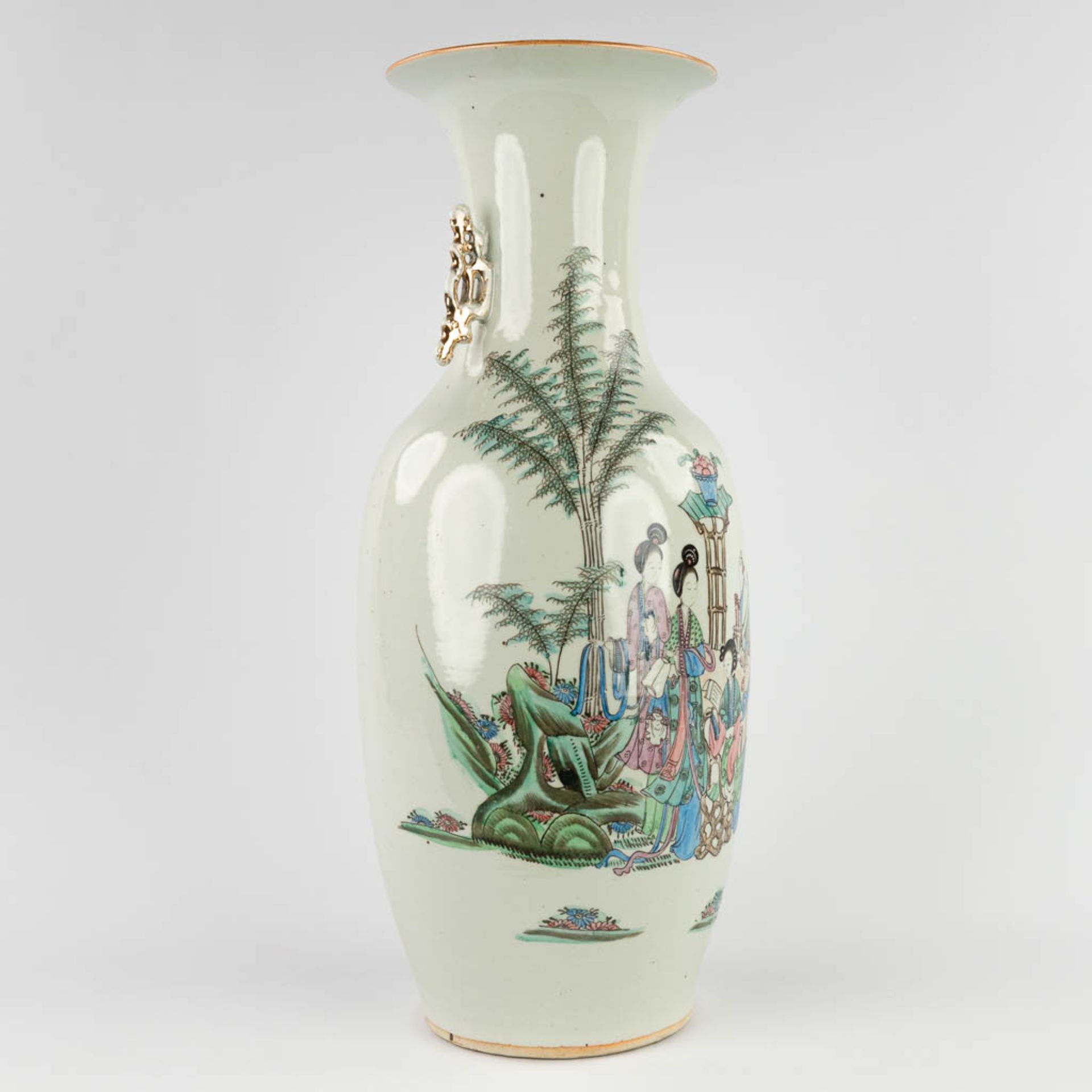 A Chinese vase, decorated with ladies in the garden. 19th/20th C. (H:58 x D:23 cm) - Bild 3 aus 12