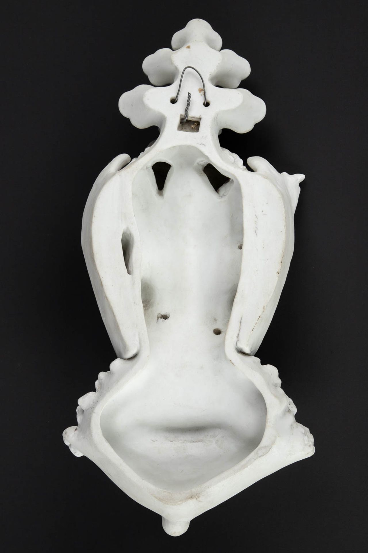 A holy water font, bisque porcelain decorated with two angels. Circa 1900. (D:11 x W:20 x H:41 cm) - Bild 7 aus 12