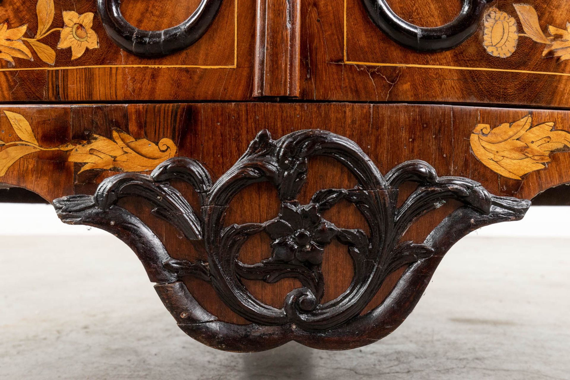 An antique corner cabinet with marquetry in Louis XV style. The Netherlands, 18th C. (D:56 x W:105 x - Image 14 of 21