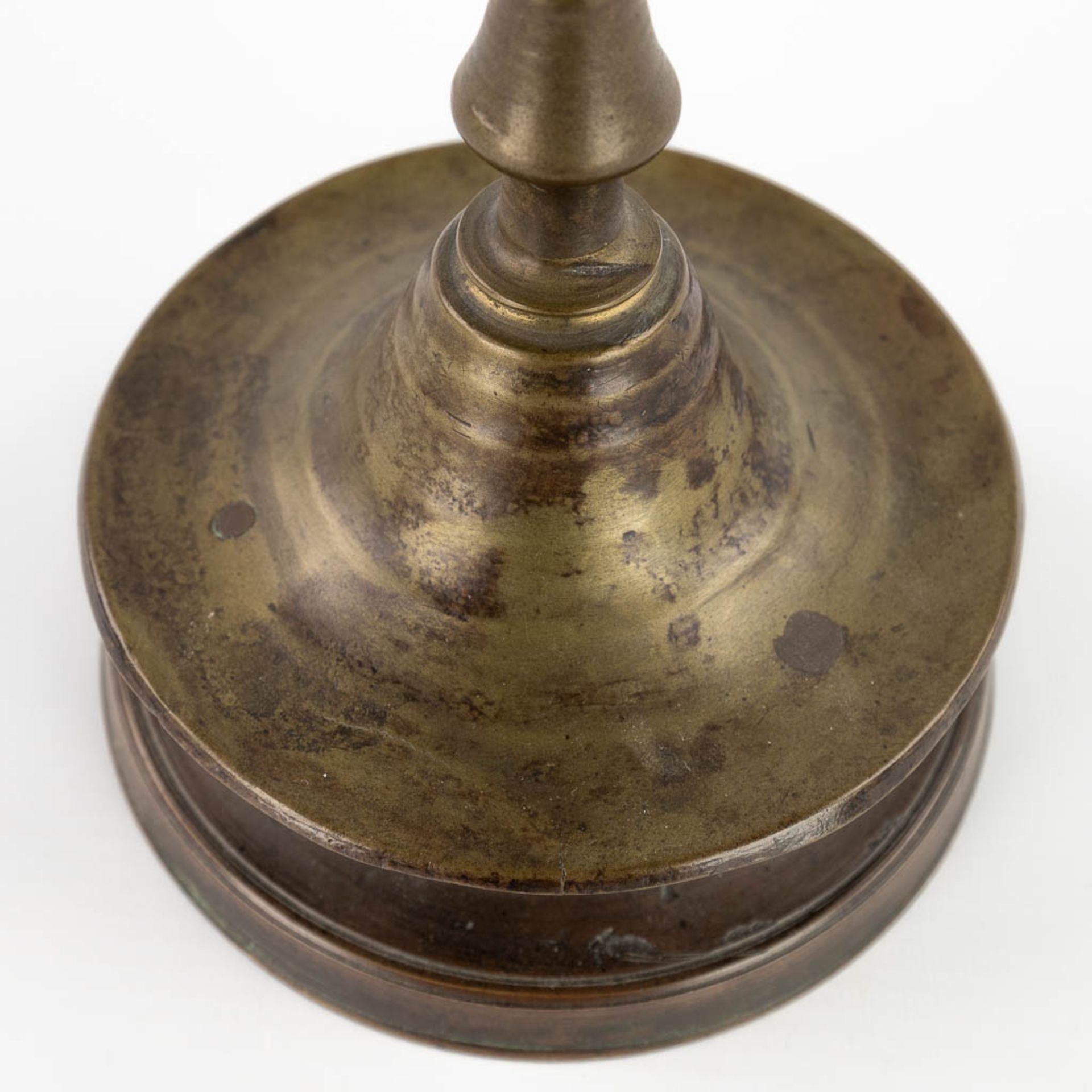 An antique Flemish or Dutch Button candlestick, bronze, 17th C (H:25 x D:13,3 cm) - Image 9 of 9