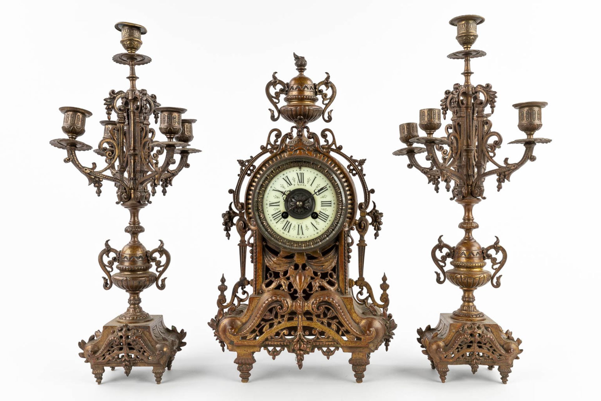 A three-piece mantle garniture clock and candelabra, patinated bronze. Circa 1900. (D:11 x W:22 x H: - Bild 3 aus 15