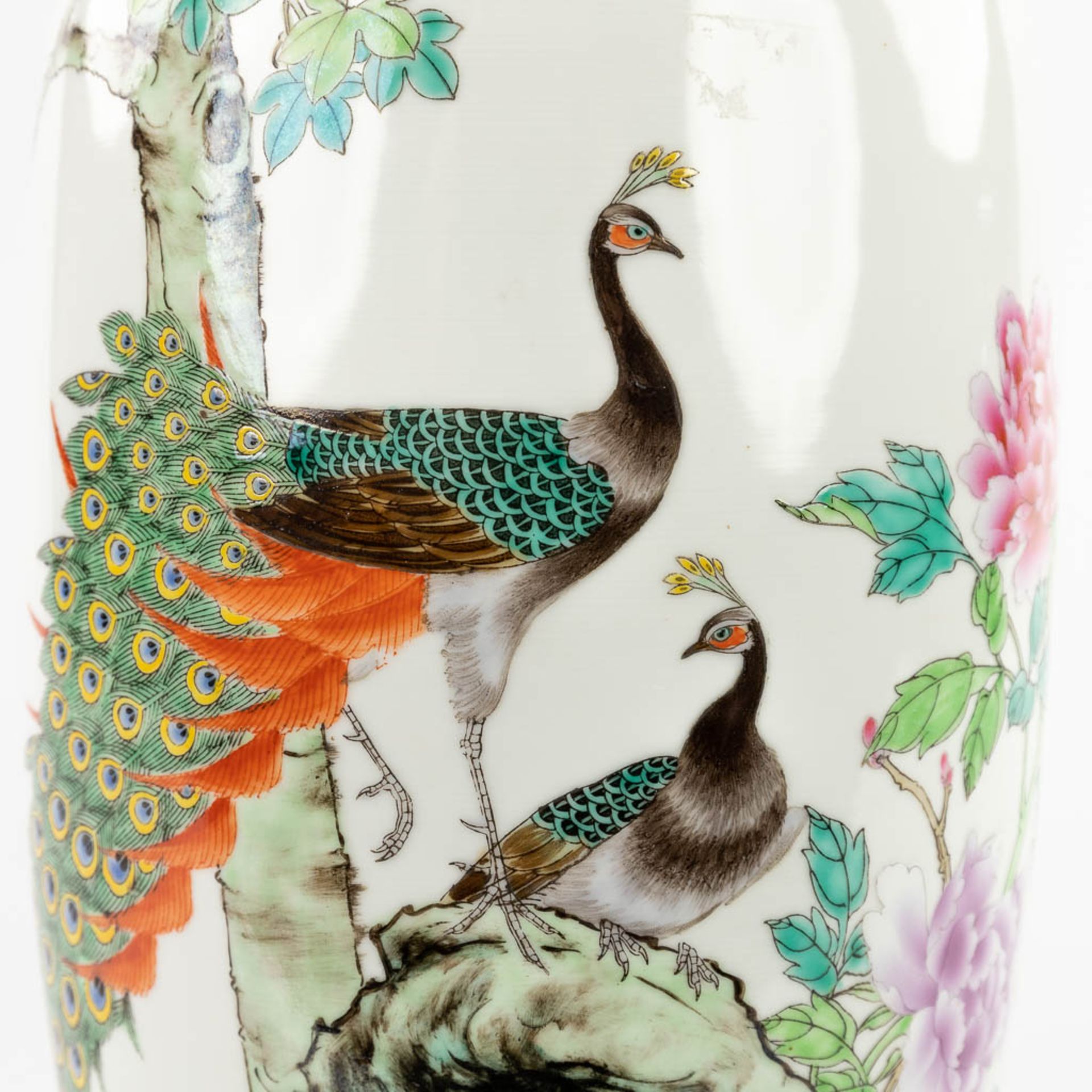 A Chinese vase decorated with peacocks, 20th C. (H:42,5 x D:21 cm) - Bild 10 aus 11
