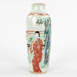 A Chinese vase Famille Verte, and decorated with a lady in a garden. 17th/18th C. (H:22 x D:8 cm)