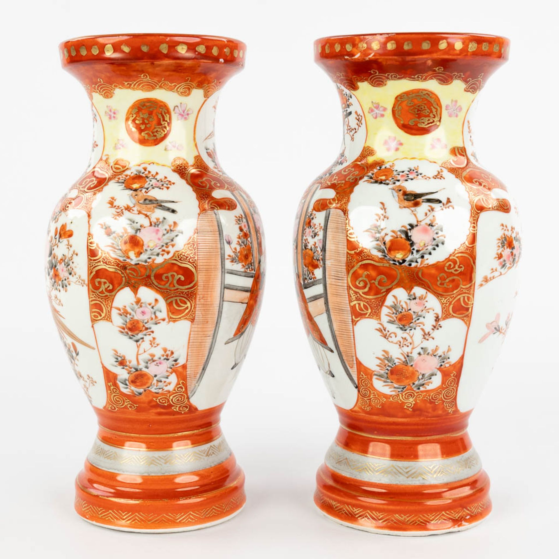 A pair of Japanese 'Kutani' vases, Meiji period, 19th C. (H:24,5 x D:11 cm) - Bild 5 aus 14