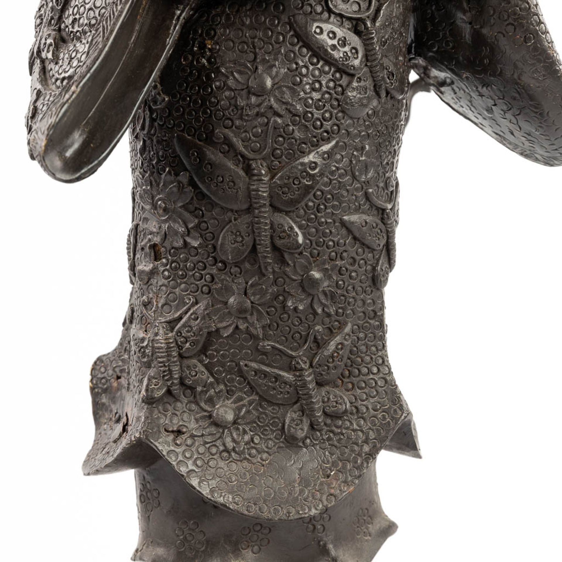 A Japanese Okimono of a mother with child, patinated bronze. 20th C. (D:18 x W:22 x H:59 cm) - Image 13 of 16