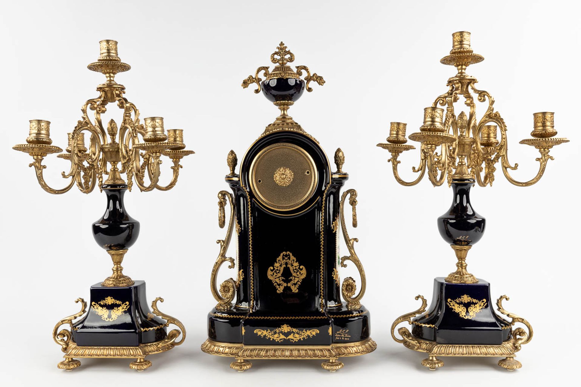 A three-piece mantle garniture clock with candelabra, porcelain mounted with bronze, marked A.C.F. d - Bild 5 aus 19