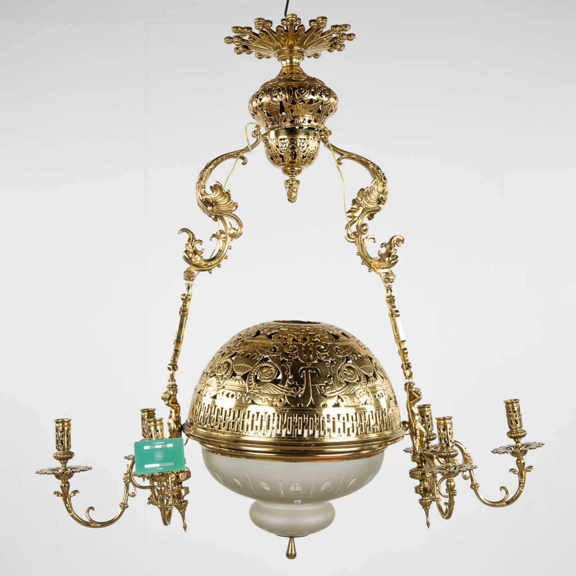 A large 'Lampe Belge' decorated with putti, bronze and glass. 20th C. (D:40 x W:94 x H:97 cm) - Image 2 of 12