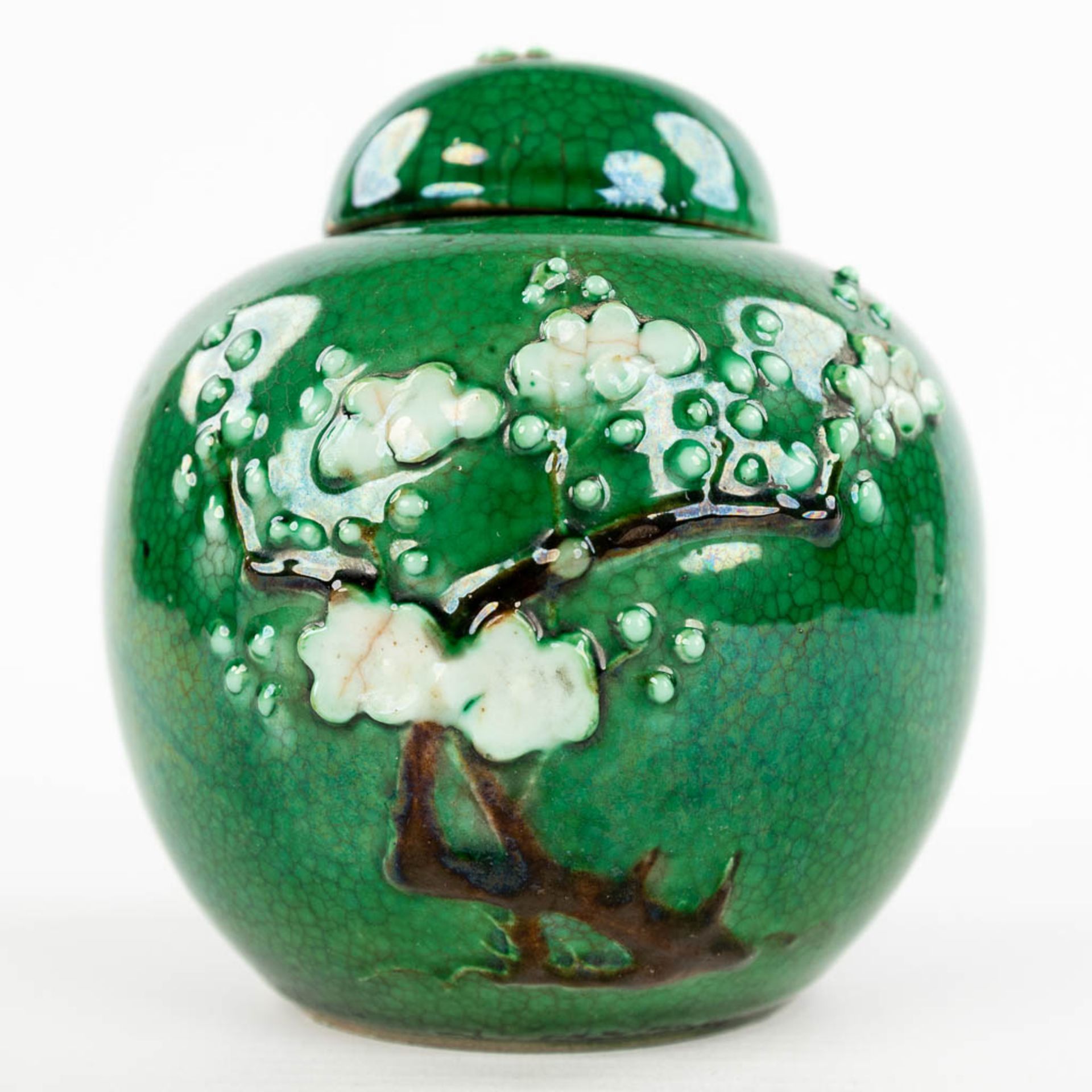 A pair of Chinese ginger jars, decorated with flowering bonsai and a green glaze. 19th C. (H:12 x D: - Bild 9 aus 11