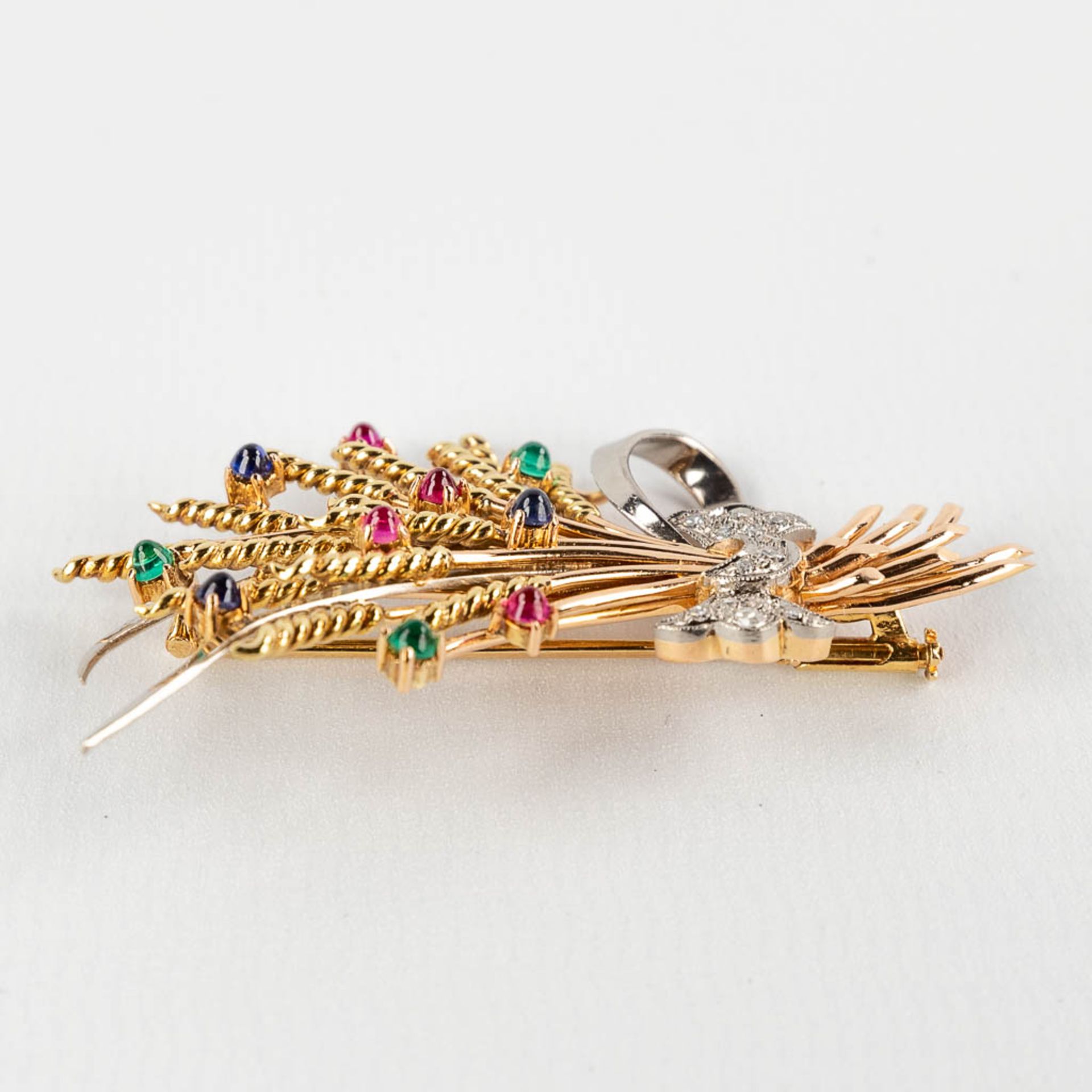 A brooch in the shape of a stack of wheat, with glass cabochons and facetted diamonds. 18kt gold, 13 - Image 5 of 8