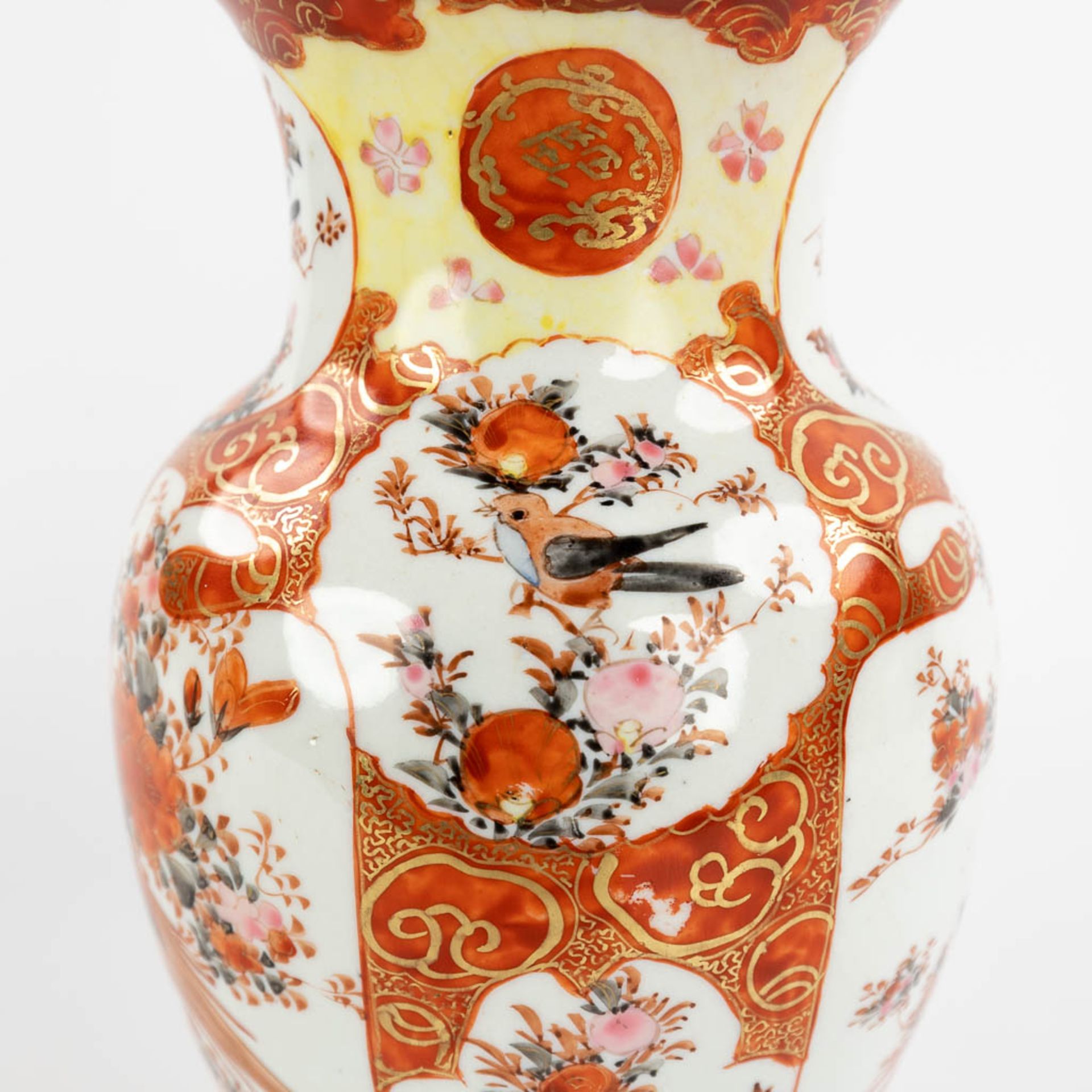 A pair of Japanese 'Kutani' vases, Meiji period, 19th C. (H:24,5 x D:11 cm) - Bild 14 aus 14