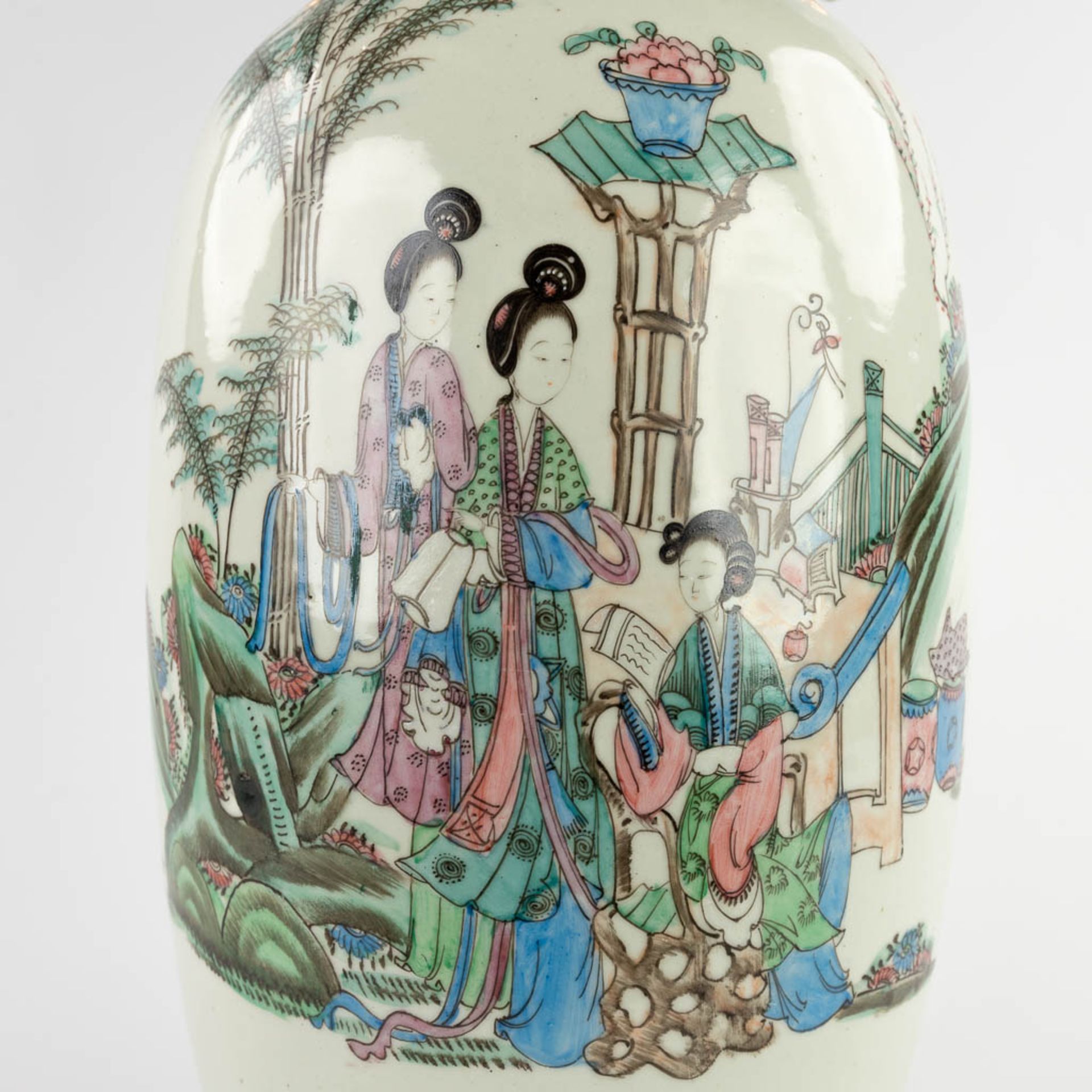 A Chinese vase, decorated with ladies in the garden. 19th/20th C. (H:58 x D:23 cm) - Bild 10 aus 12