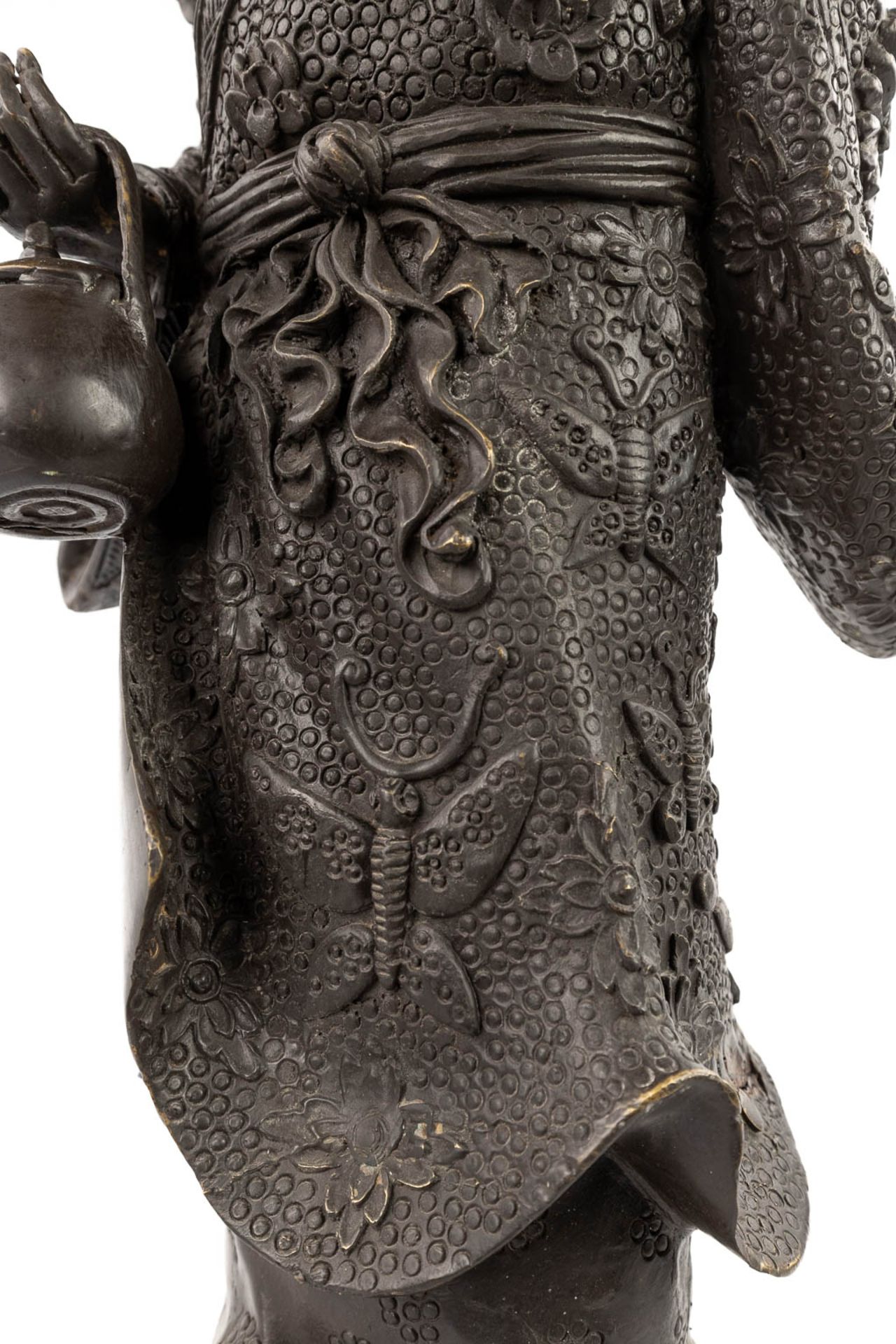 A Japanese Okimono of a mother with child, patinated bronze. 20th C. (D:18 x W:22 x H:59 cm) - Image 10 of 16
