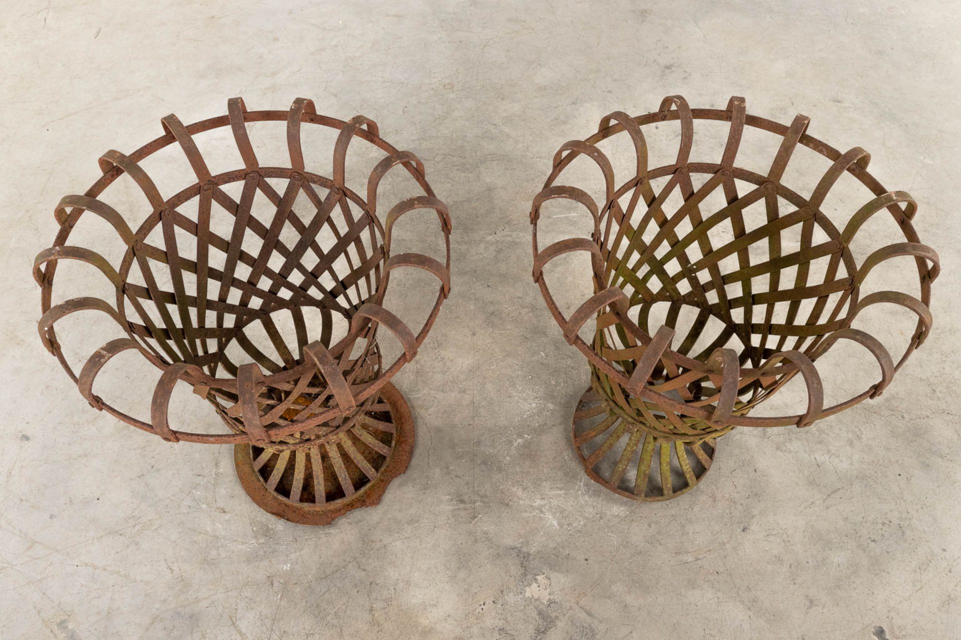 A pair of metal fire pits. 20th C. (H:71,5 x D:59 cm) - Image 5 of 5