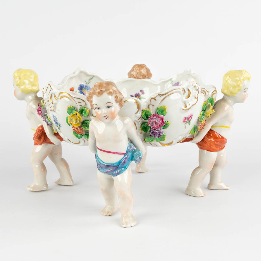 Capodimonte, a bowl carried by children. 20th C. (H:16 x D:31 cm) - Image 3 of 17
