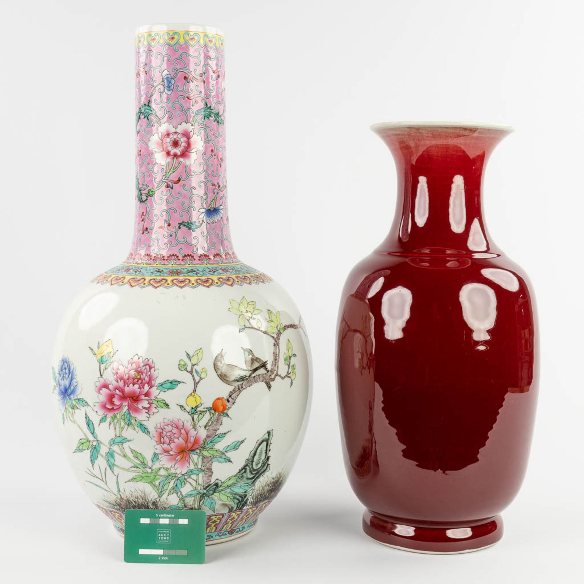 A Chinese 'Sang De Boeuf' and Famille Rose vase, 20th C. (H:57 x D:29 cm) - Bild 2 aus 15