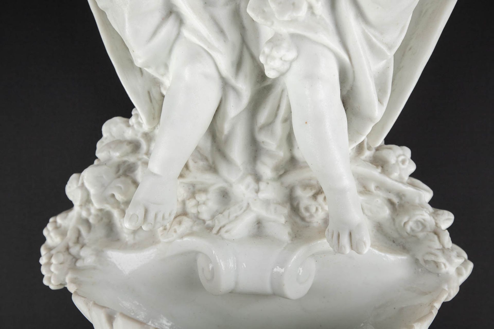 A holy water font, bisque porcelain decorated with two angels. Circa 1900. (D:11 x W:20 x H:41 cm) - Bild 11 aus 12