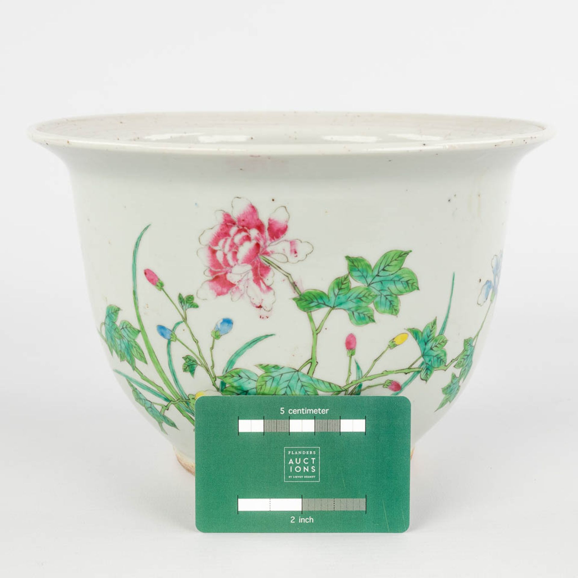 A Chinese Famille Rose cache pot, decorated with flowers. 19th/20th C. (H:15,5 x D:23,5 cm) - Image 2 of 10