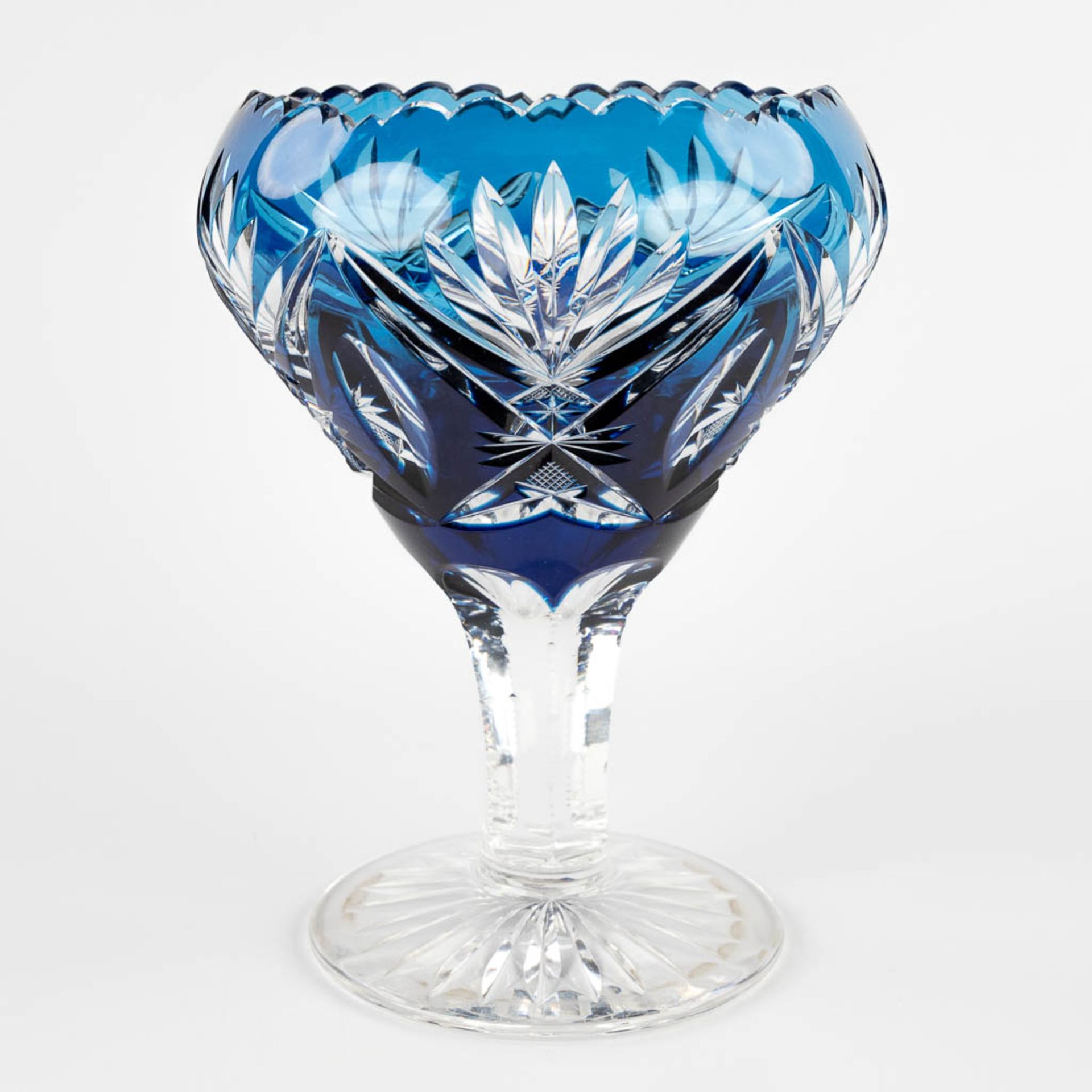 Val Saint Lambert a blue coloured and cut cyrstal bowl on a stand. (H:23 x D:18 cm) - Bild 6 aus 12