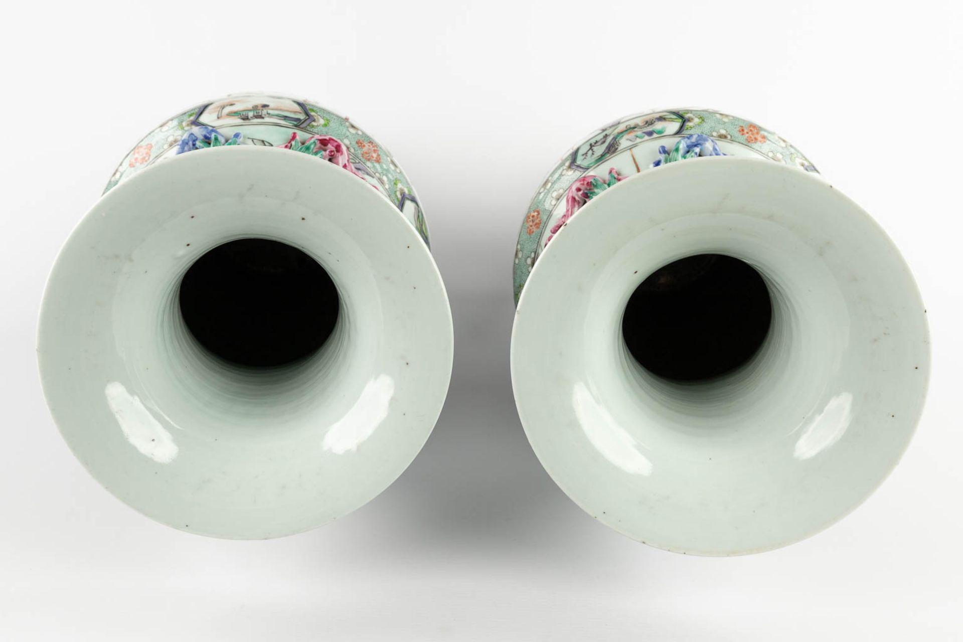 A pair of Chinese Famille Rose vases decorated with warriors in ships. 19th/20th C. (H:62 x D:26 cm) - Bild 11 aus 17