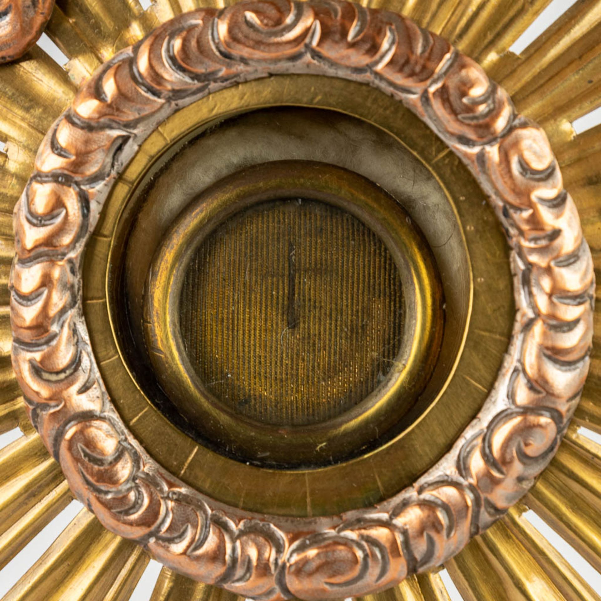 A small sunburst monstrance with a relic of the true cross. (D:11 x W:16 x H:29 cm) - Image 8 of 12