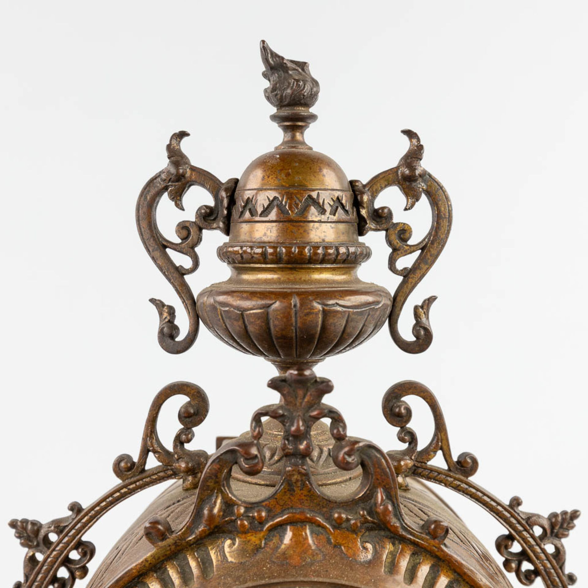A three-piece mantle garniture clock and candelabra, patinated bronze. Circa 1900. (D:11 x W:22 x H: - Bild 13 aus 15
