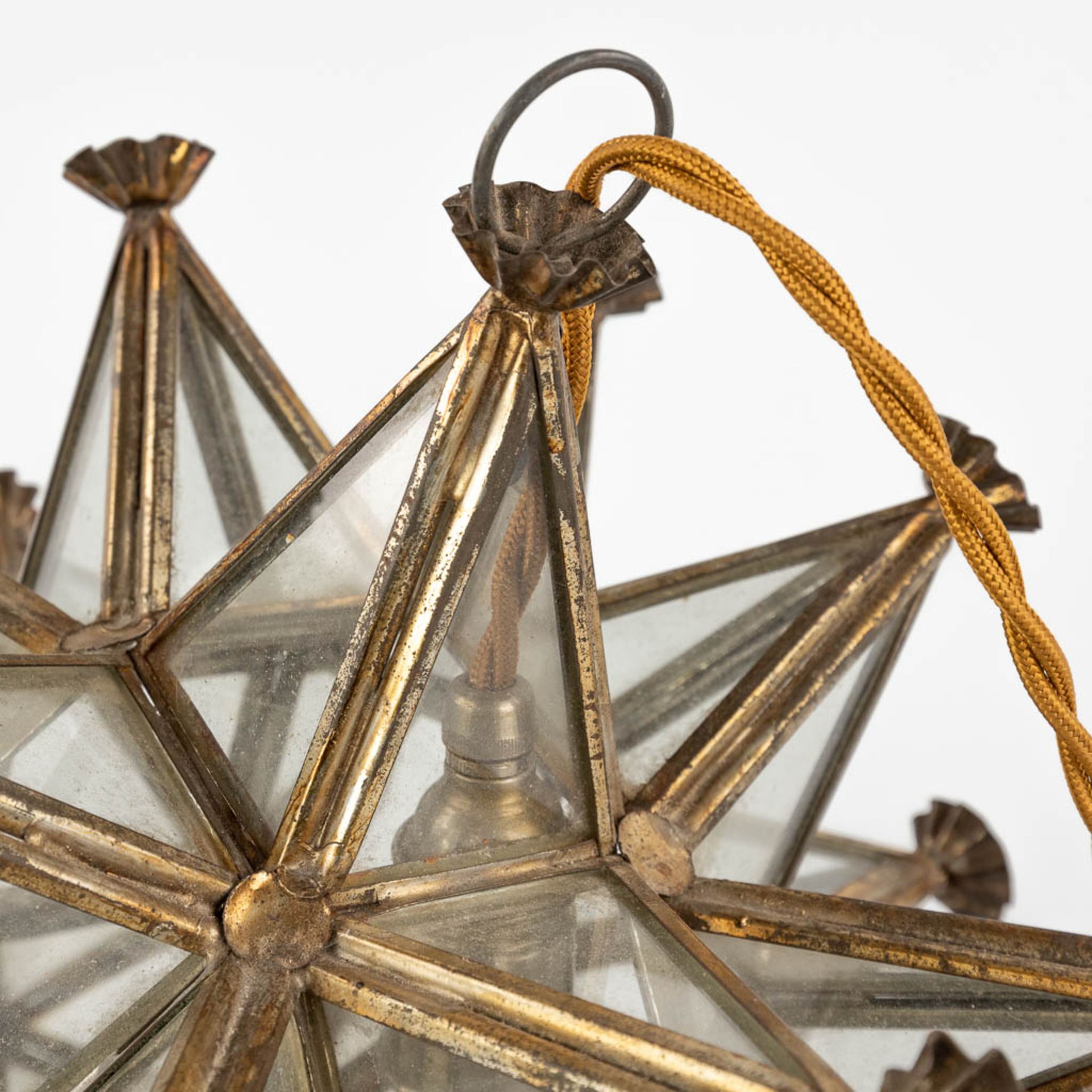 A lantern in the shape of a star, copper and glass, circa 1950. (W:25 x H:25 x D:25 cm) - Image 7 of 12