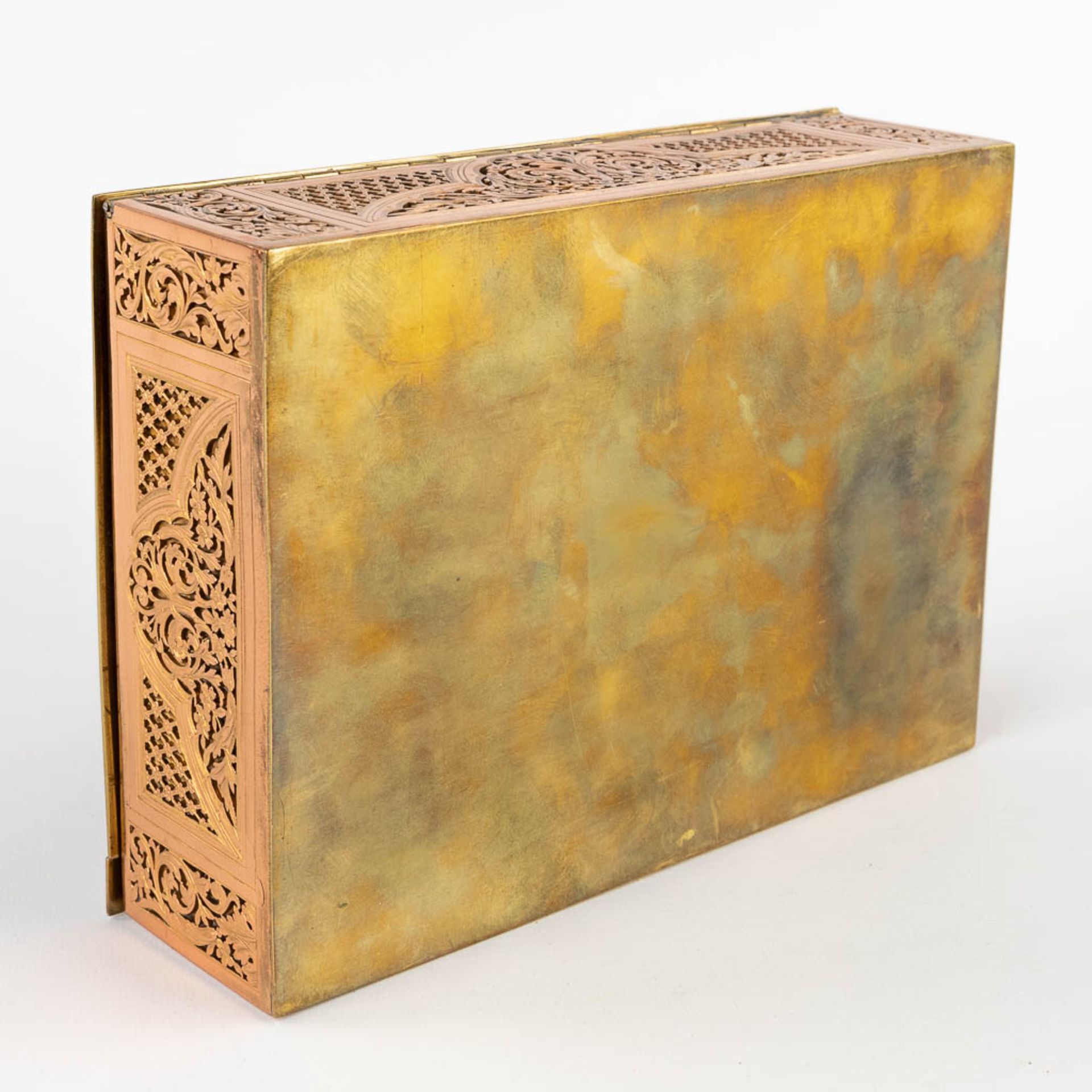 A jewellery box, ajoured brass and finished with a miniature painting. (D:16,7 x W:23 x H:6,5 cm) - Image 10 of 13