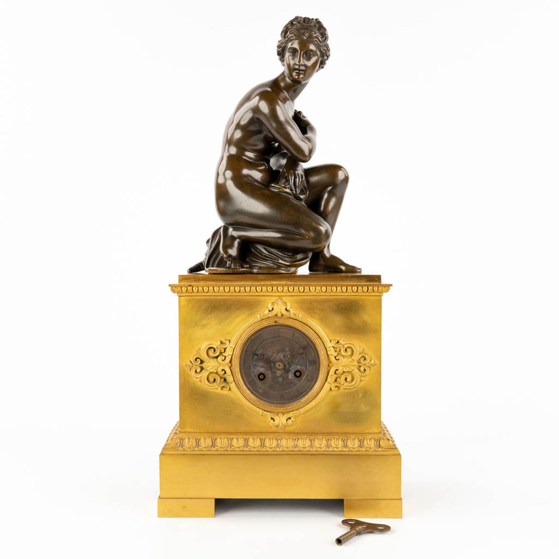 An antique mantle clock after Antoine Coysevox (1640-1720): 'The crouching Venus'. Empire, 19th C. (