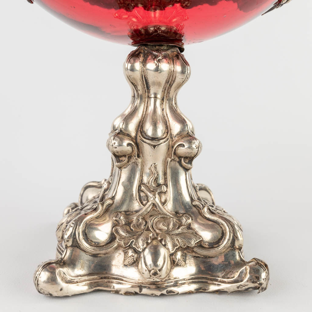 A red glass bowl on a silver base, decorated with grape vines. (H:20 x D:18,5 cm) - Image 10 of 14