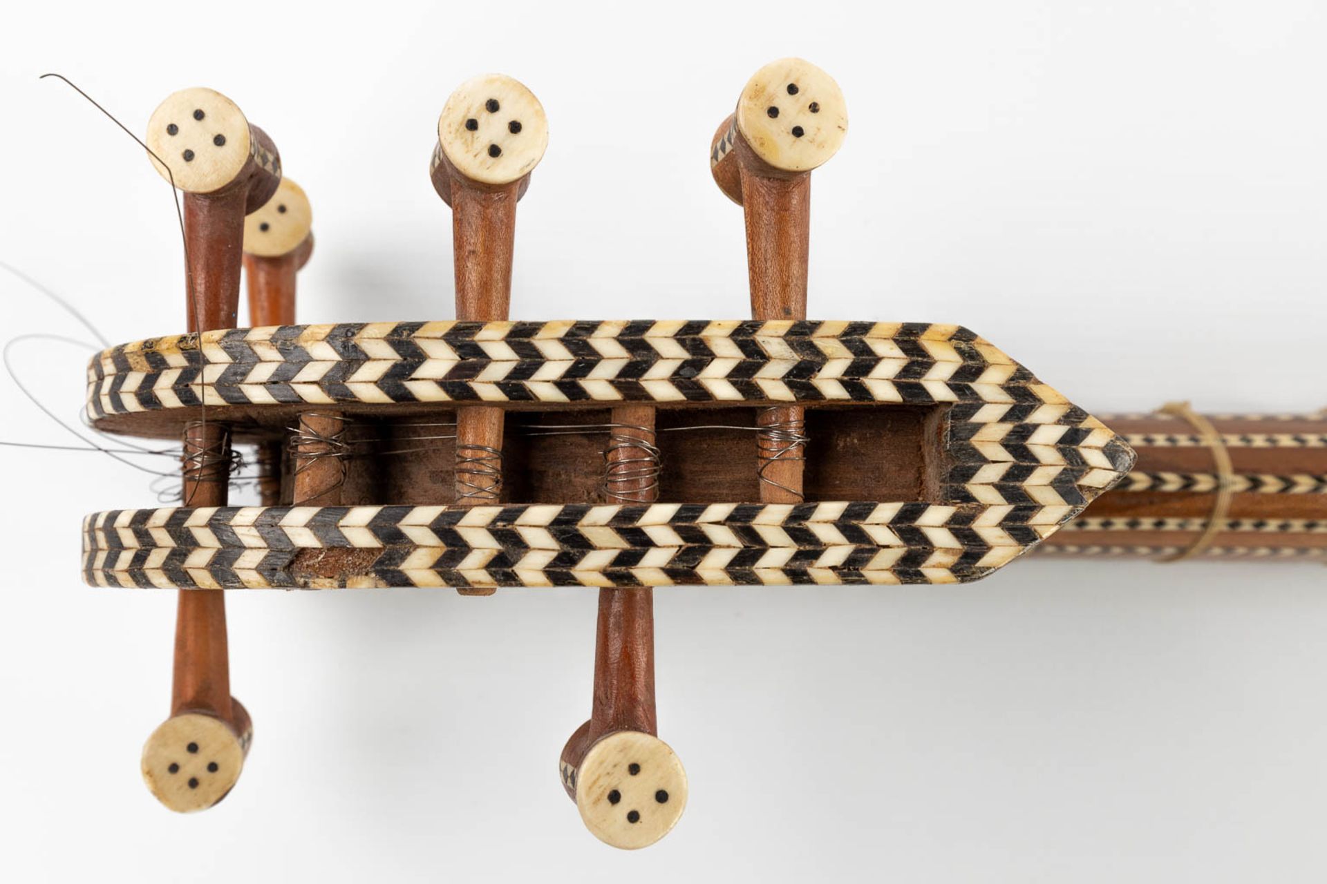 An oriental musical instrument with 6 strings, snake leather and bone inlay. 20th C. (D:13 x W:15 x - Image 10 of 17