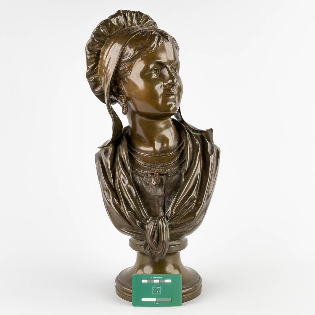 Bust of a lady, patinated bronze, signed 'Spilliaert'. (D:20 x W:25 x H:52 cm) - Image 2 of 12