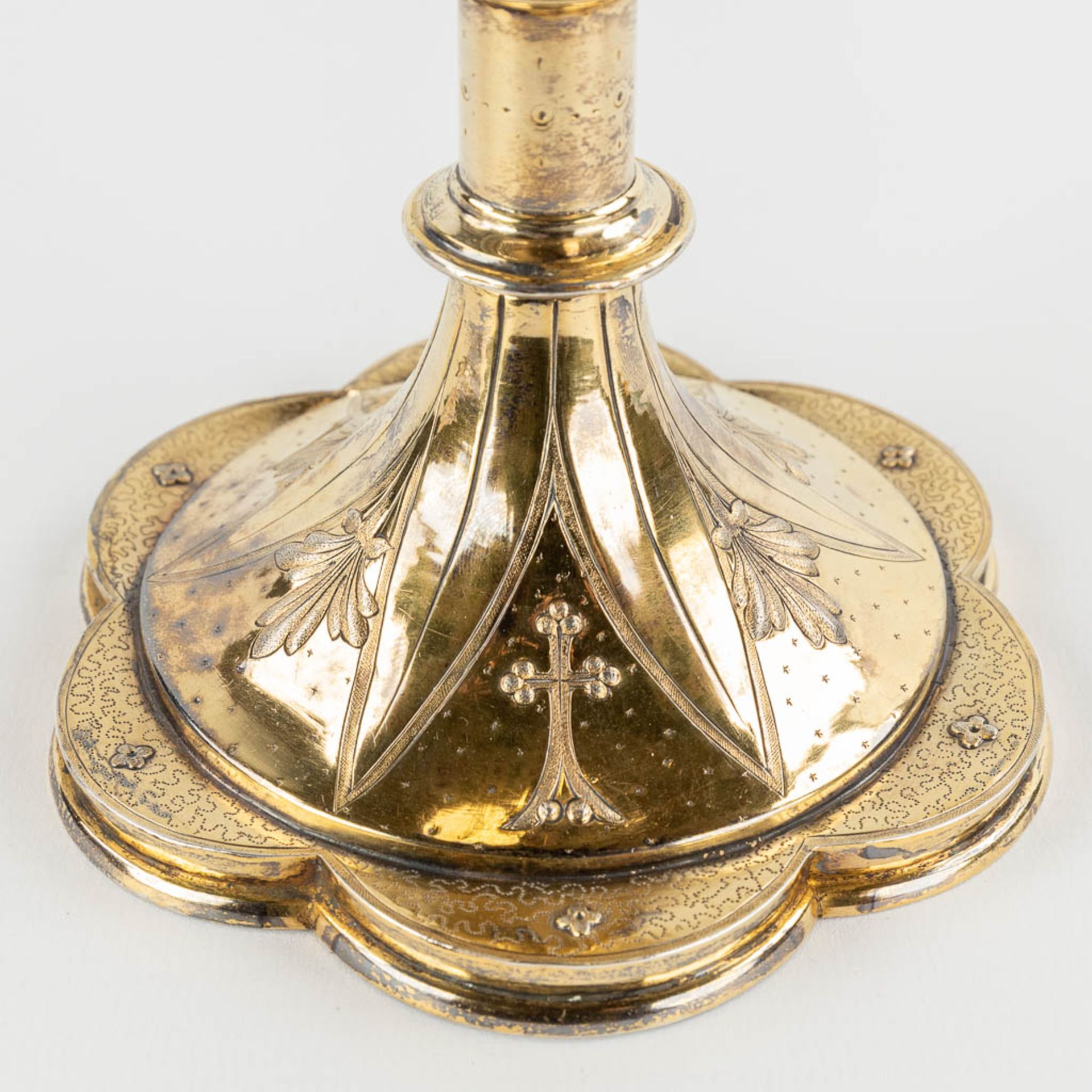 A Chalice with paten, gilt silver in gothic revival style. 305g. (H:19,5 x D:12,5 cm) - Image 12 of 16