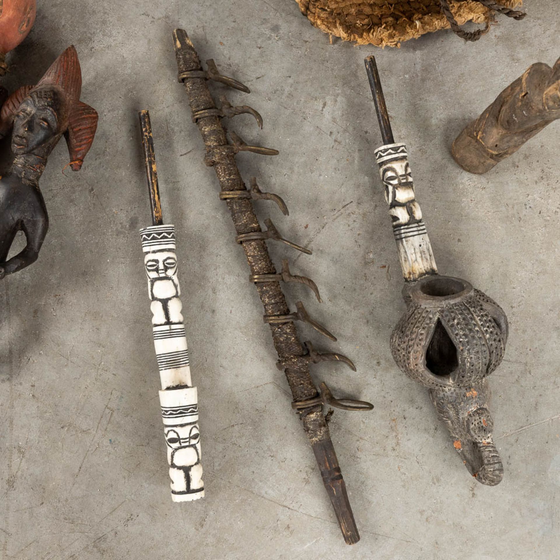 A collection of African masks and ceramic items. (H:124 cm) - Image 12 of 16