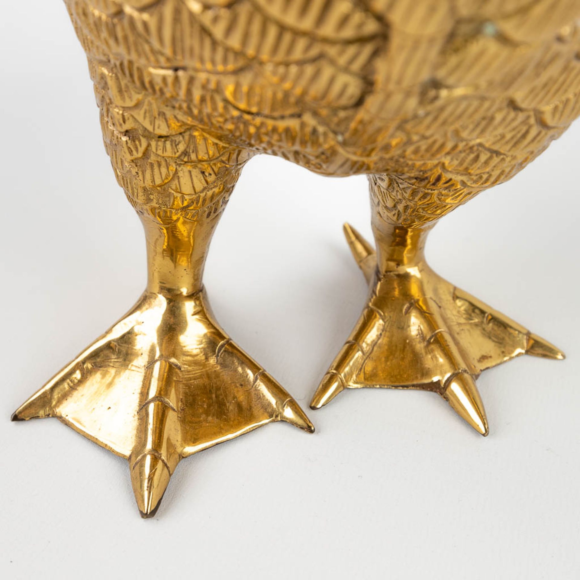 A large figurative goose, gold-plated metal. 20th C. (D:15 x W:35 x H:49,5 cm) - Bild 10 aus 11