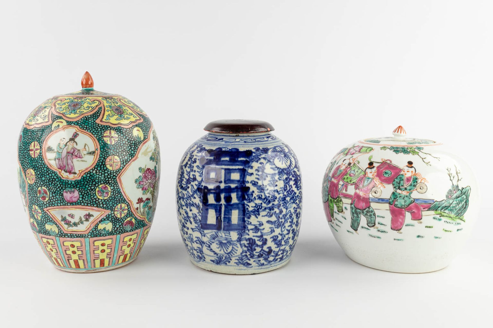 Three Chinese ginger jars with polychrome and blue-white decors. 19th/20th C. (H:32 x D:22 cm) - Bild 6 aus 21