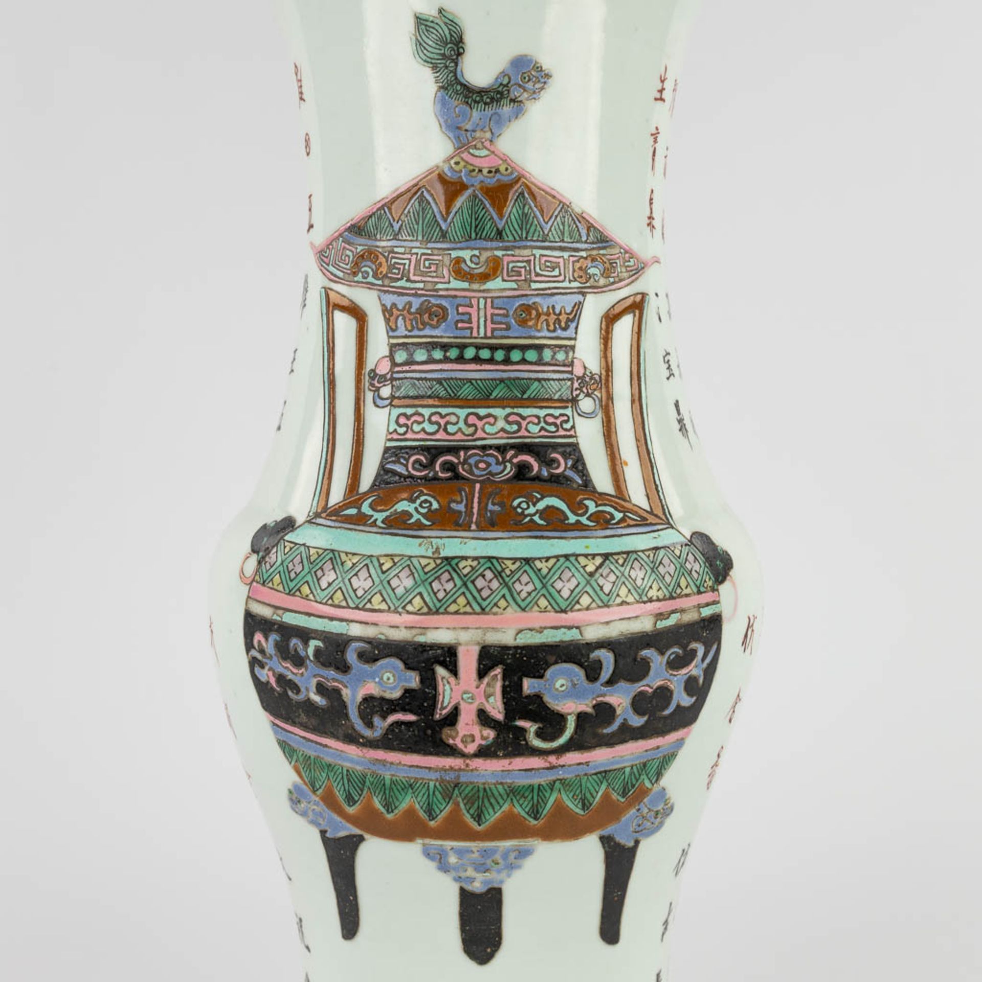 A Chinese Famille Rose Yenyen vase, 19th/20th C. (H:38 x D:20 cm) - Bild 8 aus 13