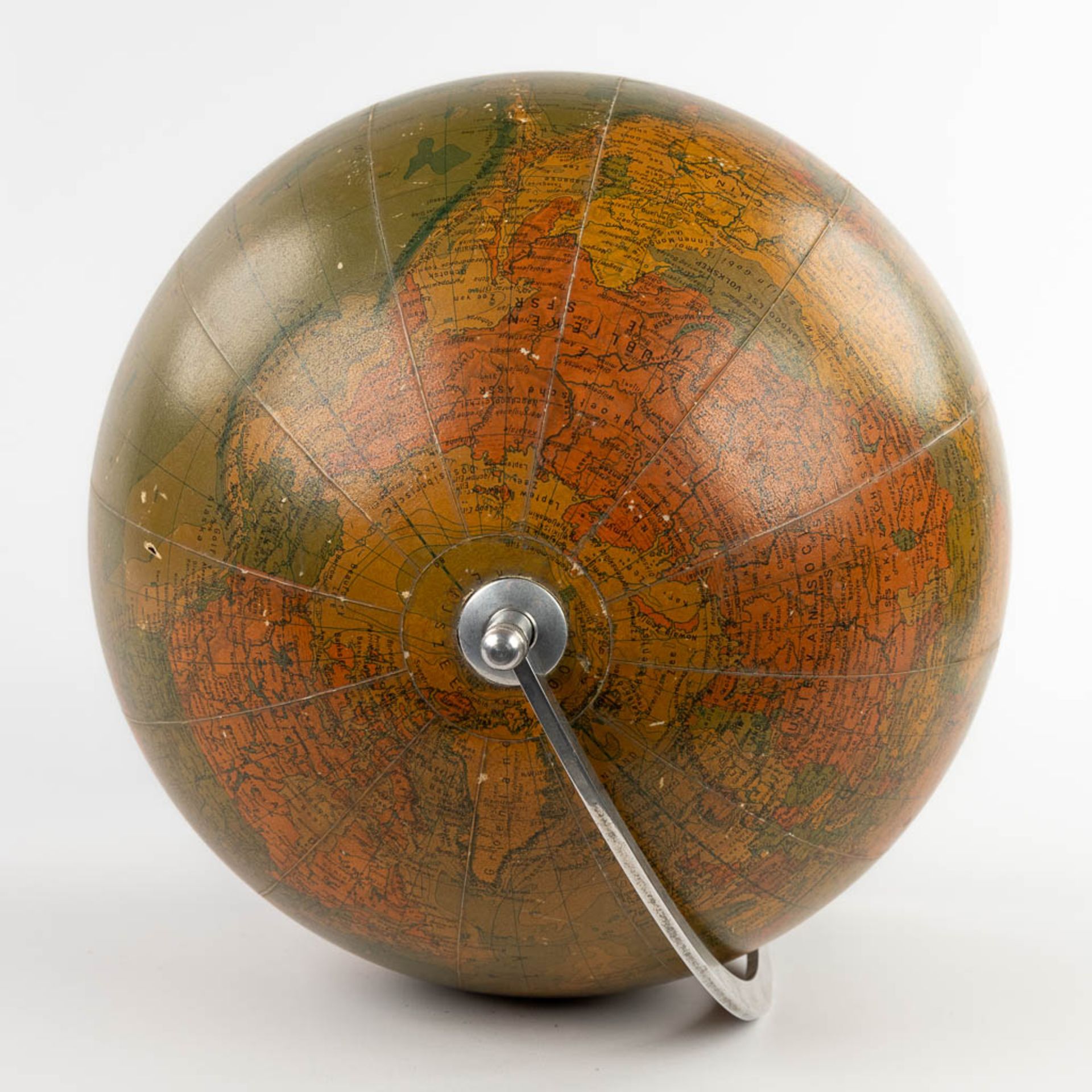 A mid-century globe on a wood base, with illumination. Glass, Circa 1960. (H:46 x D:33 cm) - Image 9 of 16
