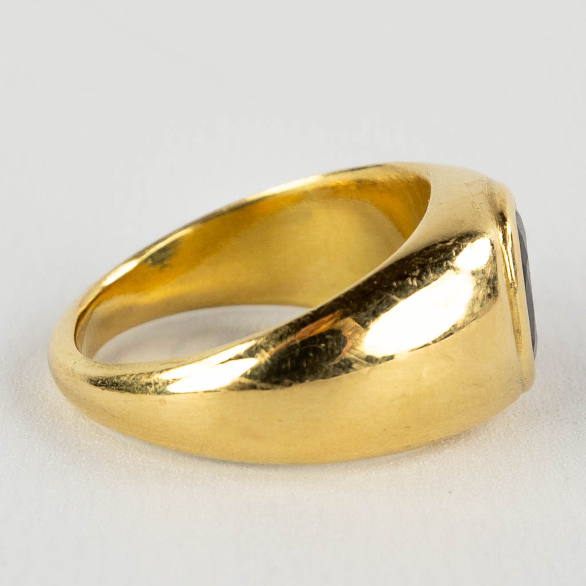 A yellow gold ring with a large facetted sapphire. 22,56g. - Image 4 of 9
