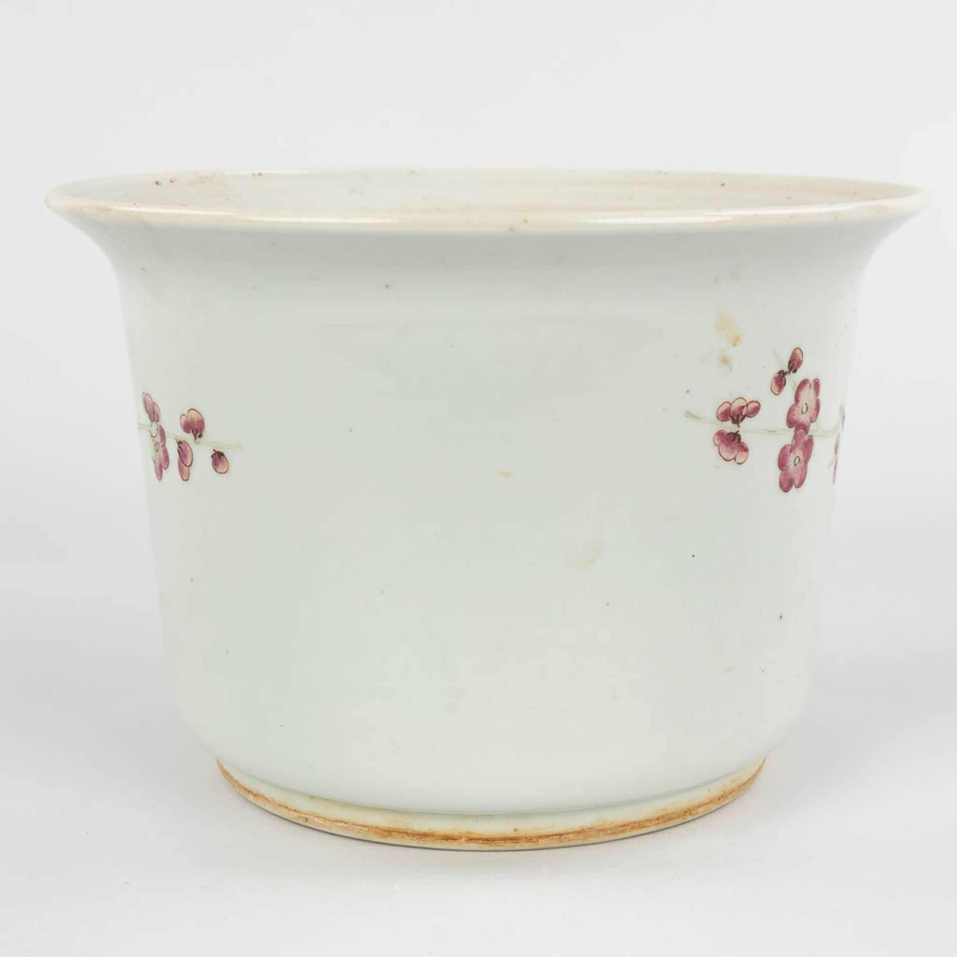 A Chinese flower pot, decorated with spring flowers, 19th/20th C. (H:15,5 x D:22 cm) - Image 5 of 12