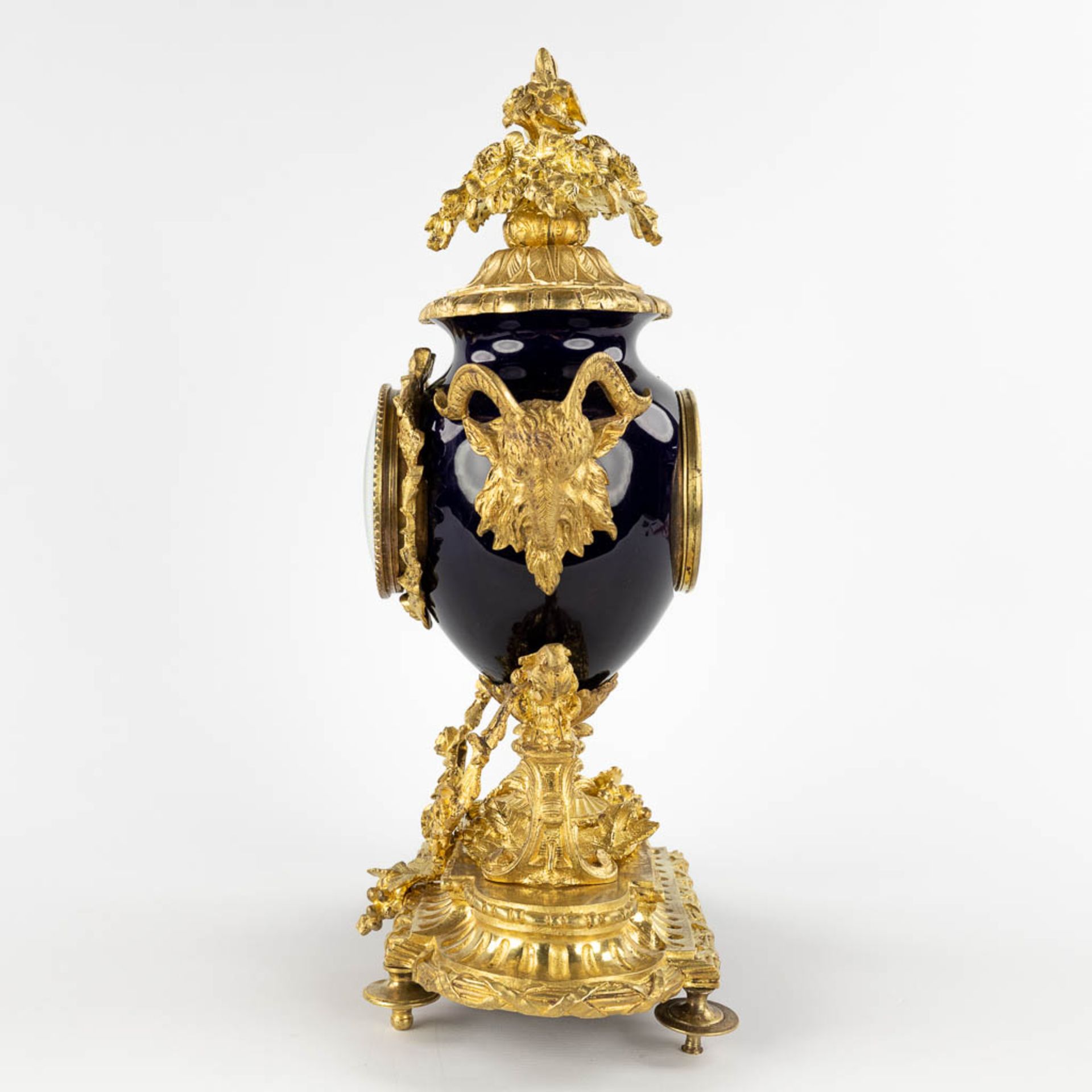 A mantle clock, gold-plated bronze on porcelain, finished with ram's heads. 19th C. (D:17 x W:46 x H - Bild 7 aus 16