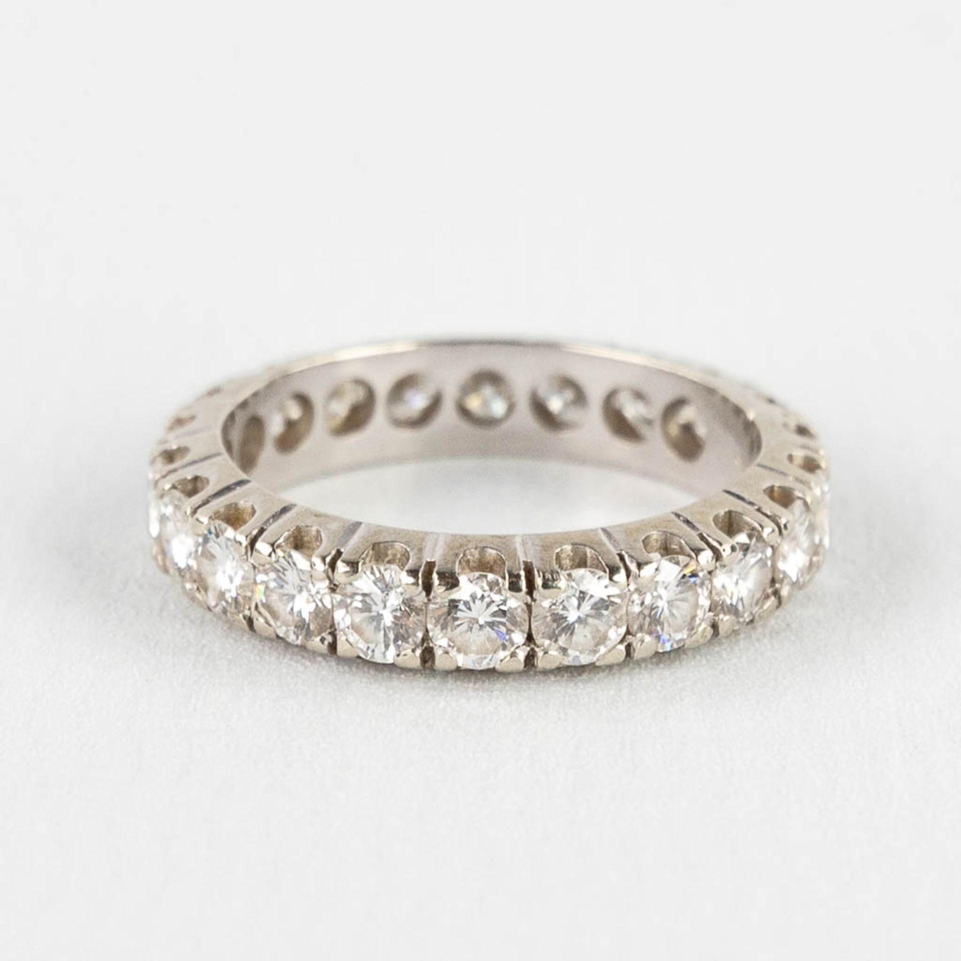 A white gold ring with brilliant cut stones. Ring size 52. 18kt. 3,28g. - Image 5 of 11