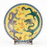 A Chinese plate with dragon decor. 19th/20th C. (D:29 cm)