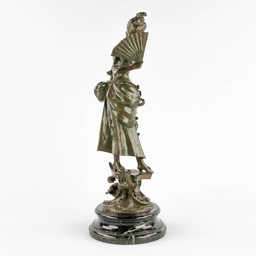 Elegant lady with a fan' a figurine, patinated bronze. (H:55 x D:20 cm) - Image 4 of 10